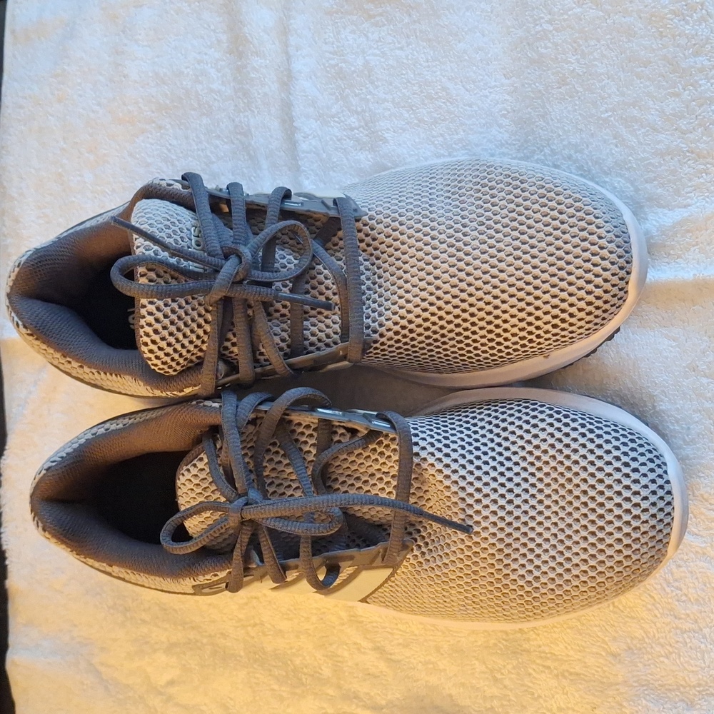 Mes shoes size 9  new i never uses them